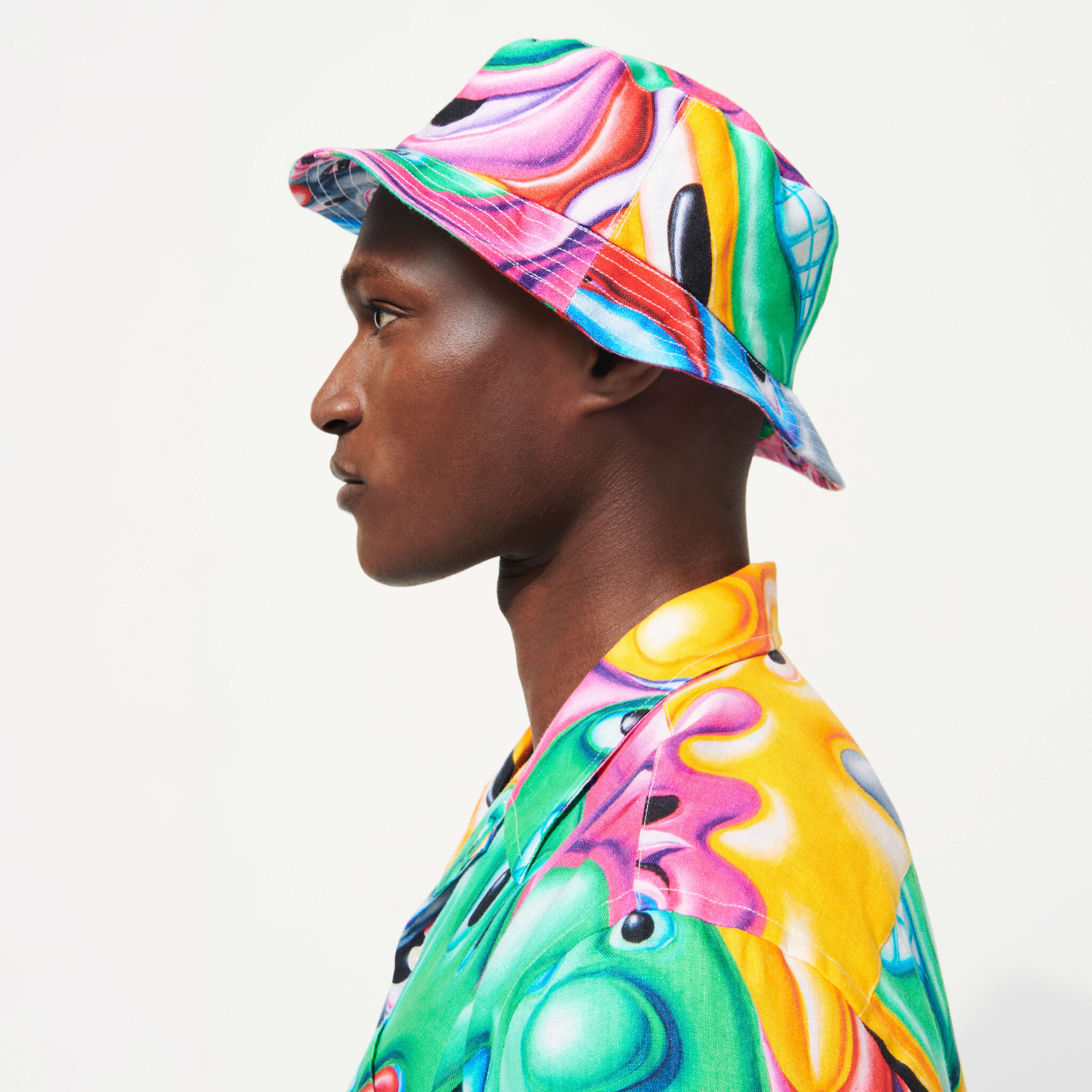 beny-faces-in-placesmen-bucket-hat-vilebrequin-x-kenny-scharf-detail1